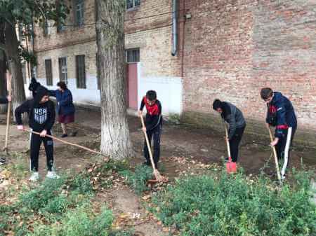 Студенты Ахтубинского филиала принимают участие в осенней уборке