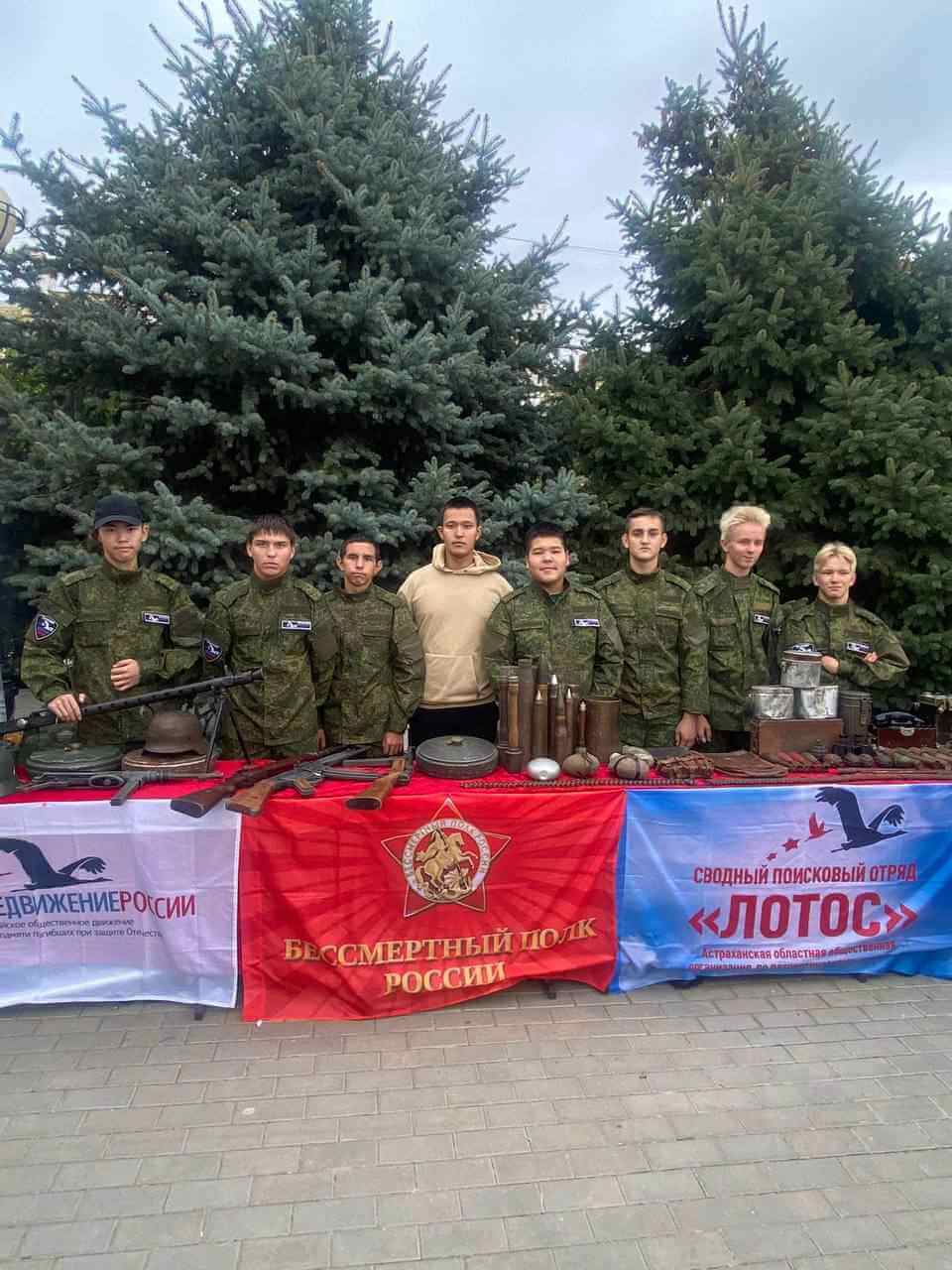Участники патриотической выставки на Астраханской набережной