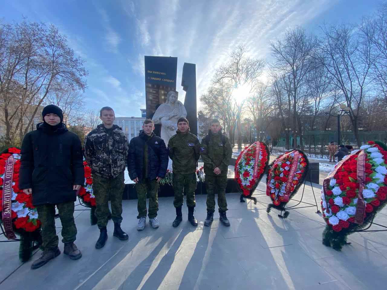 Церемония возложения цветов и венков к мемориальному комплексу астраханцам, погибших в локальных конфликтах.